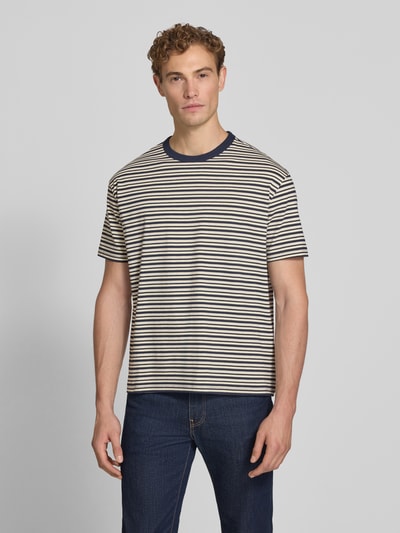 Männermodel trägt Regular Fit T-Shirt mit Viskose-Anteil von MCNEAL, Streifen-Muster, Rundhalsausschnitt, Kurzarm, Ganzkörperansicht von vorne.