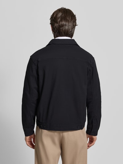 Männermodel trägt Hemdjacke aus Baumwoll-Mix mit Knopfleiste Modell 'BUCHAN' von Casual Friday, schwarze Farbe, Ganzkörperansicht Rückansicht.