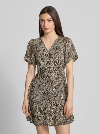Frauenmodel trägt Minikleid aus reiner Viskose Modell 'EVIDA' von Only mit Allover-Muster, tailliert, V-Ausschnitt, Kurzarm, Ganzkörperansicht von vorne.