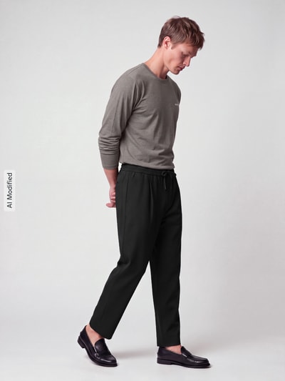 Mannelijk model draagt Regular fit shirt met lange mouwen van katoenmix model 'Tee Long' van BOSS Green in olijfgroen, volledige vooraanzicht, KI-modificeerd beeld