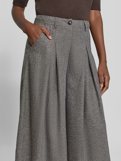 Vrouwenmodel draagt Wide Leg Hose mit Falten und Eingrifftaschen van Apricot in grijs Materiaalmix met viscose, knoopsluiting, steekzakken, plooien, detailopname van het bovenbeen