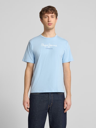 Männermodel trägt Regular Fit T-Shirt aus reiner Baumwolle Modell 'EGGO' von Pepe Jeans, Optik: Unifarben, Label-Print, Rundhals, Kurzarm, Materialverarbeitung: Jersey, Ganzkörperansicht von vorne.