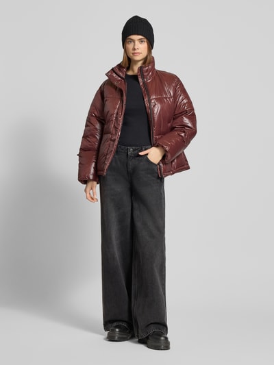 Modelka nosi Kurtka pikowana ze stójką Model 'ALLIE' od Noisy May, krój relaxed fit, wpuszczane kieszenie, zamek kryty, przód całej sylwetki