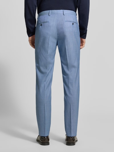 Männermodel trägt Anzughose aus Schurwoll-Mix mit Bügelfalten von Pierre Cardin in Hellblau, Modell 'Ryan', Slim-Fit, Ganzkörperansicht Rückansicht.