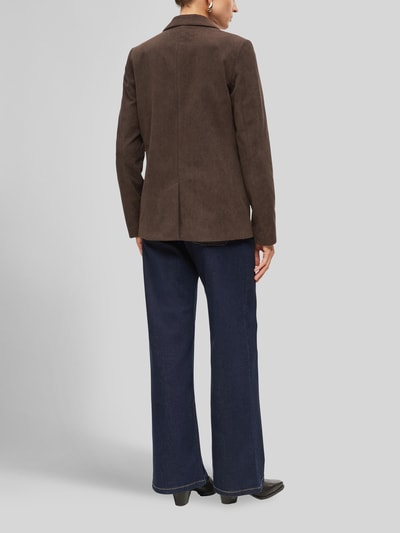 Frauenmodel trägt Regular Fit Longblazer mit Cordstruktur von S. OLIVER BLACK LABEL in Braun, unifarben, Ganzkörperansicht Rückansicht.