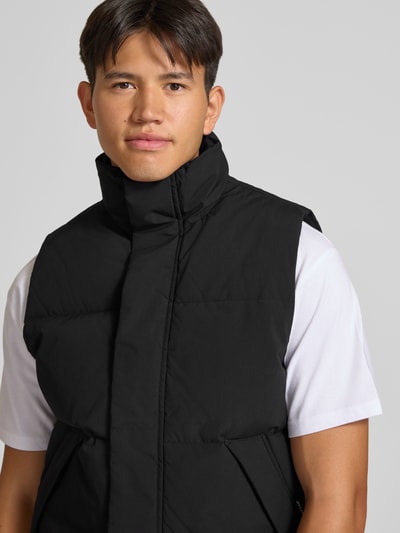 Männermodel trägt zwarte bodywarmer met opstaande kraag, regular fit, ritssluiting, Model 'SOHO BODYWARMER' van JACK & JONES, Nahaufnahme Oberkörper, Heren
