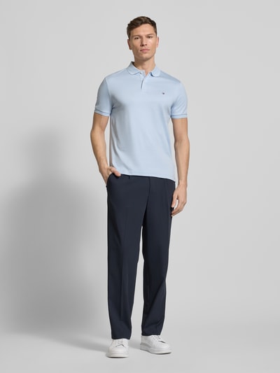 Mężczyzna nosi Koszulka polo Regular Fit Poloshirt aus reiner Baumwolle Model 'LIQUID COTTON' von Tommy Hilfiger, melanż, krój regular fit, wyhaftowane logo, kołnierzyk polo, krótki rękaw, prążkowane zakończenie rękawów, wykończenie z rozcięciami po bokach, czysta bawełna; widok całej sylwetki z przodu