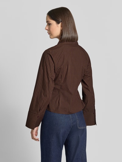 Frauenmodel trägt Bluse mit asymmetrischer Knopfleiste Modell 'Fenli' von Neo Noir, reine Baumwolle, tailliert, Rückenansicht, Ganzkörperansicht Rückansicht.