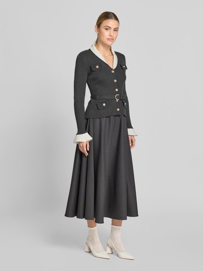 Frauenmodel trägt Maxikleid mit Woll-Anteil von Self-Portrait in Dunkelgrau, Material-Mix, taillierte Passform, Strick-Optik, langärmelig, durchgehende Knopfleiste, fließender Rock, Gesamtlänge 136 cm, Brustweite 39 cm, Taillenweite 29 cm, Ganzkörperansicht von vorne.