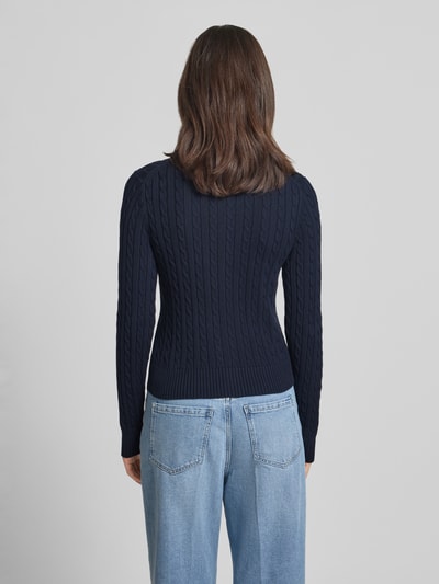 Vrouwenmodel draagt Slim Fit Strickjacke aus reiner Baumwolle van Polo Ralph Lauren, look: effen, kabelpatroon, gestikt logo, lange mouwen, overhemdkraag, knitwear van puur katoen, ganzkörperansicht rückansicht.
