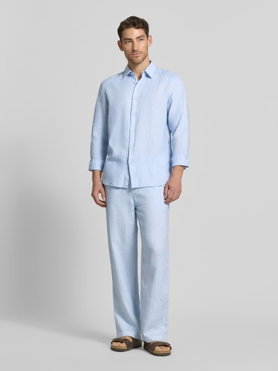 Mannenmodel draagt lichtblauw Leinenhemd met Kentkragen van MCNEAL, regular fit, zuiver linnen, knoopsluiting, geheel vooraanzicht.