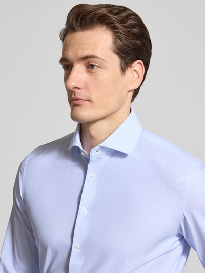 Männermodel trägt Slim Fit Business-Hemd mit Haikragen von Seidensticker, Elastischer-Material-Mix, Nahaufnahme Oberkörper.