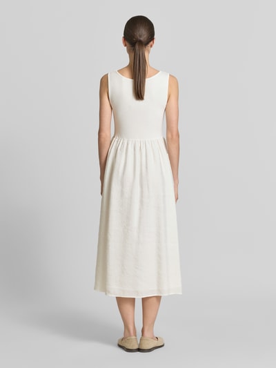 Frauenmodel trägt Midikleid mit aufgesetzten Taschen von Rich & Royal aus Micromodal-Mix, tailliert, Rückenlänge 114 cm, Ganzkörperansicht Rückansicht.