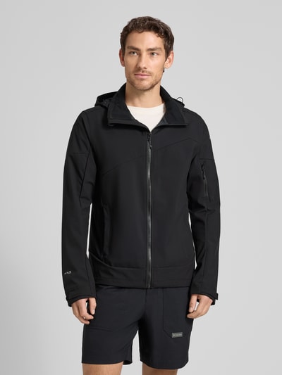 Męski model nosi Regular Fit kurtkę z kapturem model 'BARMSTEDT' od Icepeak, czarna, kieszeń na rękawie, nadruk z logo, wpuszczane kieszenie, stójka, zamek błyskawiczny, długość tyłu w rozmiarze 50: 78 cm, szerokość ramion w rozmiarze 50: 43 cm, szerokość w rozmiarze 50: 54 cm, długość rękawów w rozmiarze 50: 71 cm, widok całej sylwetki z przodu