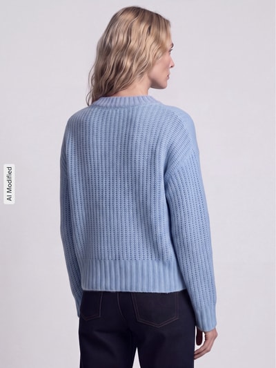 Frauenmodel trägt Regular Fit Pullover mit Woll-Anteil Modell 'ASHLEY CREW' von Pepe Jeans in Hellblau, Damen Pullover, Ganzkörperansicht Rückansicht, KI-modifiziertes Bild