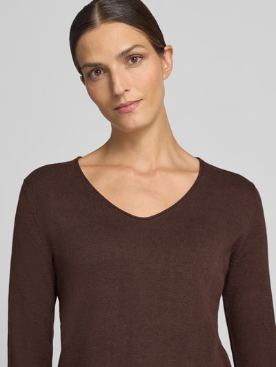 Frauenmodel trägt Regular Fit Pullover aus Baumwoll-Mix von Tom Tailor in Dunkelbraun mit feiner Struktur, Nahaufnahme Oberkörper. Damen Pullover von Tom Tailor.