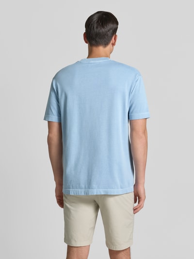 Männermodel trägt Relaxed Fit T-Shirt aus reiner Baumwolle von Marc O'Polo in Optik: Unifarben, Materialverarbeitung: Jersey, Ganzkörperansicht Rückansicht.