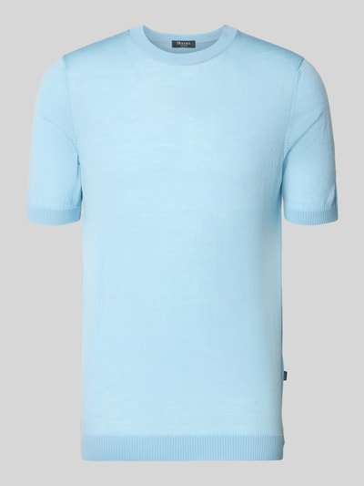 Produktfoto, lichtblauw gebreid shirt met ronde hals, ribboordjes en labeldetail, slim fit, ruglengte maat 50: 66 cm, Strickshirt mit Rundhalsausschnitt van MAERZ Muenchen