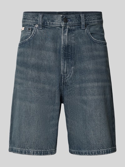 Produktfoto, Loose Fit Jeansshorts aus reiner Baumwolle von Calvin Klein Jeans, denim w odcieniach niebieskiego, z naszywką z logo, stylizowana na denim, krój loose fit, 5 kieszeni, szlufki na pasek, zapięcie na guzik i ukryty zamek błyskawiczny, wykonane z bawełny