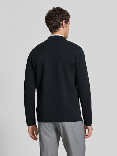 Męski model nosi Regular Fit Strickjacke aus Woll-Mix mit Reverskragen von Christian Berg Men, czarny, mieszanka wełny, krój regular fit, kołnierz z połami, na całej długości listwa guzikowa, krój z długim rękawem, długość tyłu dla rozmiaru M: 70 cm, długość rękawów dla rozmiaru M: 64 cm, widok całej sylwetki od tyłu