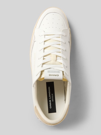 Produktfoto, Sneaker mit Logo-Detail Modell 'Deluxe' von Crime London in Weiß mit abgerundeter Passform, Schnürverschluss und profilierter Sohle, Absatzhöhe 4 cm, Schafthöhe und Schaftweite 9 cm bei Größe 44.