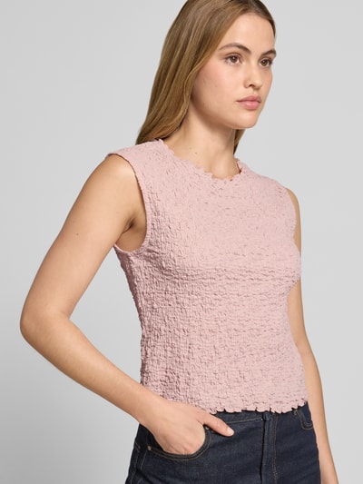 Frauenmodel trägt Top mit Strukturmuster und Rundhalsausschnitt von Jake*s Collection in Rosa, Baumwoll-Mix mit Stretch-Anteil, Slim Fit, Ganzkörperansicht von vorne.
