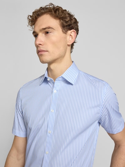 Männermodel trägt Slim Fit Business-Hemd aus katoen met kentkraag van Jake*s, knoopsluiting, 1/2-mouwen; detailaufnahme bovenlichaam. Ruglengte maat 39/40: 79 cm, schouderbreedte: 47 cm, mouwlengte: 24 cm.