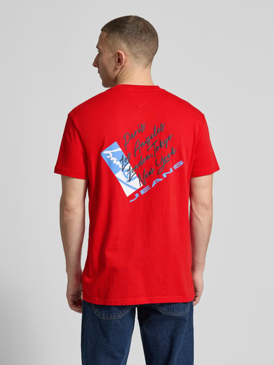 Männermodel trägt Regular Fit T-Shirt aus reiner Baumwolle von Tommy Jeans, Optik: Unifarben, Label-Print, Ganzkörperansicht Rückansicht.