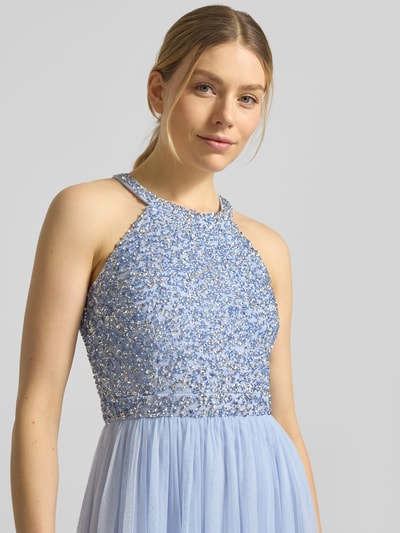 Frauenmodel trägt Abendkleid mit Strasssteinbesatz und Rundhalsausschnitt von Jake*s Cocktail, hellblauer Chiffon, A-Linie, Nahaufnahme Oberkörper.