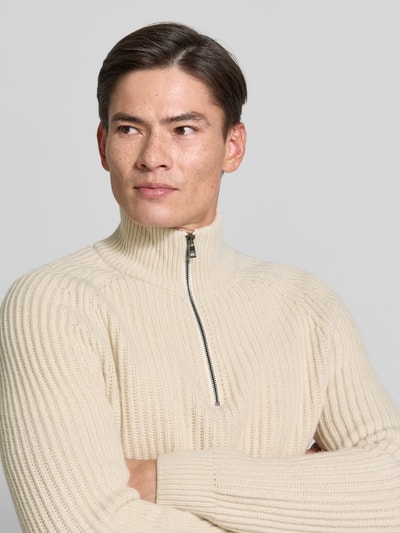 Männermodel trägt Strickpullover aus Schurwoll-Mix mit Troyer-Kragen von ROY ROBSON in Beige, gerippte Textur, Nahaufnahme Oberkörper, Slim Fit, Label-Detail, Schurwoll-Mix mit Alpaka-Anteil