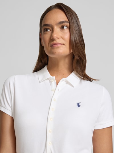 Kobieta nosi Regular Fit Freizeitkleid aus Baumwoll-Mix od Polo Ralph Lauren, biały, gładki, logo, krótki rękaw, bawełna, piqué, zbliżenie górnej części ciała