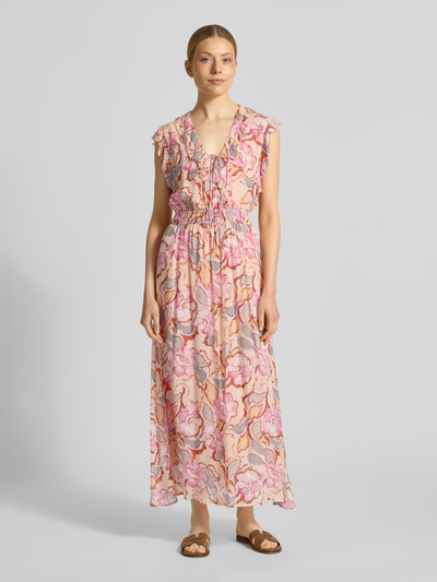 Frauenmodel trägt Maxikleid mit V-Ausschnitt und Schnürung Modell 'CALI' von SUNCOO PARIS mit Allover-Look in Rosa- und Pinktönen, ganzkörperansicht von vorne. Rückenlänge bei Größe S: 133 cm, Brustweite bei Größe S: 33 cm, A-Linie.