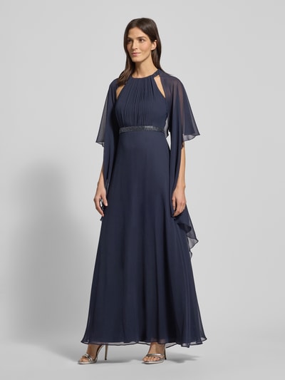 Frauenmodel trägt Stola aus Chiffon mit Knopfverschluss von Vera Mont, fließender Stoff in Dunkelblau, Ganzkörperansicht von vorne.