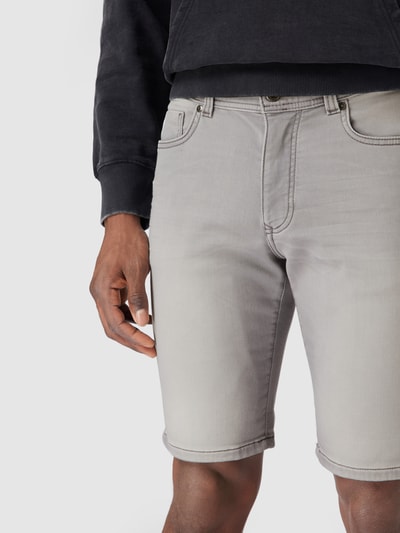 MCNEAL Jeansshorts mit Label-Patch Hellgrau 3