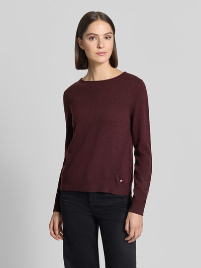 Frauenmodel trägt Regular Fit Pullover aus Schurwoll-Kaschmir-Mix Modell 'Lisa' von Brax in Dunkelrot, glatte Textur, Ganzkörperansicht von vorne, Damen Pullover von Brax.