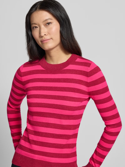Frauenmodel trägt Strickpullover mit Rundhalsausschnitt von Christian Berg Woman im Viskose-Mix, taillierter Schnitt, Ganzkörperansicht von vorne.