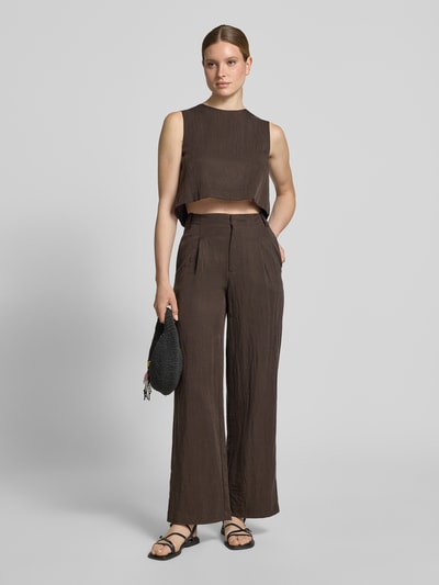 Frauenmodel trägt Hose aus Lyocell-Mix mit Paspeltaschen Modell 'ADRIAN' von Mango, dunkelbraun, Regular-Fit, Eingrifftaschen, Ganzkörperansicht von vorne. Damen Hose, Bundweite 37 cm, Innenbeinlänge 79 cm bei Größe 36.