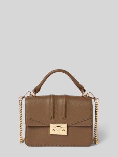 Produktfoto, Tasche mit Strukturmuster Modell 'Roros' von Seidenfelt in Braun mit goldfarbenem Ketten-Trageriemen und Logo-Detail, rechteckige Form, sichtbare strukturierte Oberfläche, Hauptfach mit Überschlag, Maße: 18x15x5 cm, Länge Schulterriemen: 118 cm