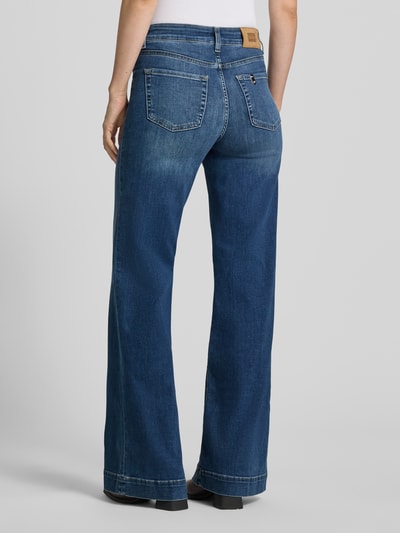 Frauenmodel trägt Flared Fit Jeans aus Baumwoll-Mix von Liu Jo White, elastischer Denim, 5-Pocket-Design, Ganzkörperansicht Rückansicht.