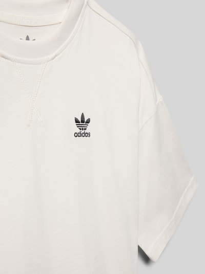 Mädchen trägt T-Shirt mit Label-Detail von adidas Originals in Weiß, Reine Baumwolle, Gerade Passform, Rundhalsausschnitt, Nahaufnahme Oberkörper.