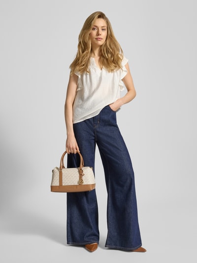 Vrouwenmodel draagt dames handtas Handtasche mit Logo-Muster Modell 'ANDIE MD' van MICHAEL Michael Kors met logomotief en labelapplicatie, in crèmekleur met bruine accenten, voorzien van draagband en schouderband, hoofdvak met ritssluiting, breedte 30 cm, lengte 20 cm, diepte 16 cm, schouderbandlengte 118 cm, handtassenlook. Volledige lichaamsweergave van voren.