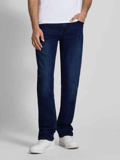 Männermodel trägt Regular Fit Jeans aus Baumwoll-Mix Modell 'WEFT' von Only & Sons, dunkler Denim, 5-Pocket, Ganzkörperansicht von vorne.