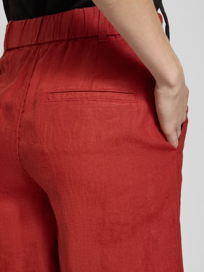 Männermodel trägt Wide Fit Shorts aus reinem Leinen mit Tunnelzug von Marc O'Polo, efekt: jednolity kolor, krój wide fit, tunel, zapięcie na haftkę i zamek błyskawiczny, wpuszczane kieszenie, lamowana kieszeń, materiał: len, detal tekstury, zbliżenie tylnej części szortów, detalaufnahme