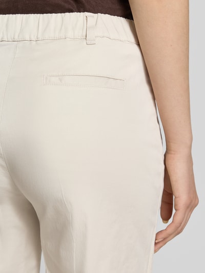 Frauenmodel trägt Culotte mit Eingrifftaschen Modell 'Peggy' von Raphaela By Brax aus Baumwoll-Elasthan-Mix in hellem Beige, Detailaufnahme, Kontext: Damen Culotte, Verkürzte Passform, Bundweite bei Größe 36: 37 cm, Innenbeinlänge bei Größe 36: 68 cm.