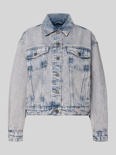 Produktfoto, Oversized Jeansjacke mit Brusttaschen und Label-Patch von Guess Jeans aus hellblauem Baumwoll-Mix mit Knopfleiste, strukturierte Denim-Textur.