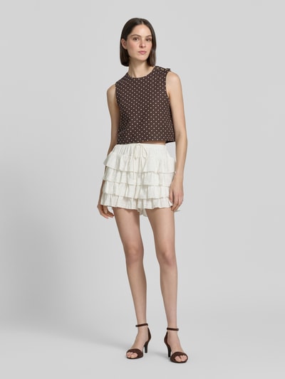 Frauenmodel trägt Relaxed Fit Shorts aus Viskose-Mix Modell 'ZOEY' von Vero Moda, Optik: Unifarben, Volants, Tunnelzug, Popeline, Ganzkörperansicht von vorne.