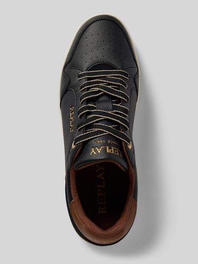 Produktfoto, Sneaker mit Label-Details Modell 'SMASH SMART' von Replay, schwarze Lederoptik, abgerundete Spitze, Schnürung, Herren Sneaker, Absatzhöhe 3 cm, Schafthöhe 6 cm, Schaftweite 8 cm, goldene Akzente, glatte Struktur, man erkennt die Oberseite