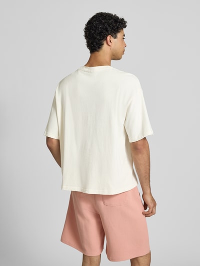 Männermodel trägt Herren T-Shirt mit Label-Print Modell 'Sport Gradient' von KARL KANI aus reiner Baumwolle, Boxy-Fit, Rückansicht Ganzkörperansicht.