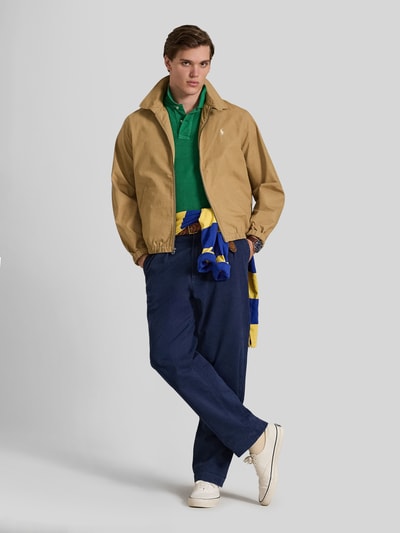 Mannelijk model draagt Regular Fit blouson uit puur katoen van Polo Ralph Lauren, look: effen, platte kraag, ritssluiting, logodetail, lange mouw, elastische mouw- en rompzoom, zijsteekzakken, materiaal: puur katoen. Ganzkörperansicht von vorne.