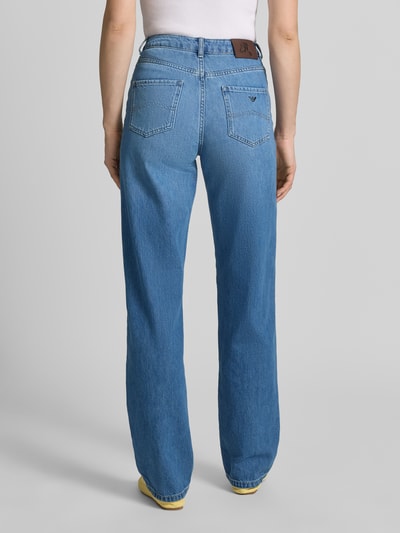 Frauenmodel trägt Wide Leg Jeans mit Eingrifftaschen von Emporio Armani im Baumwoll-Lyocell-Mix, Used-Look, Ganzkörperansicht Rückansicht.